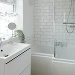 Stylish & Comfortable Modern Getaway Nyaraló