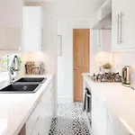 Stylish & Comfortable Modern Getaway Nyaraló