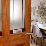 Stylish & Comfortable Modern Getaway *