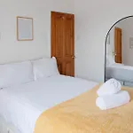 Stylish & Comfortable Modern Getaway * York