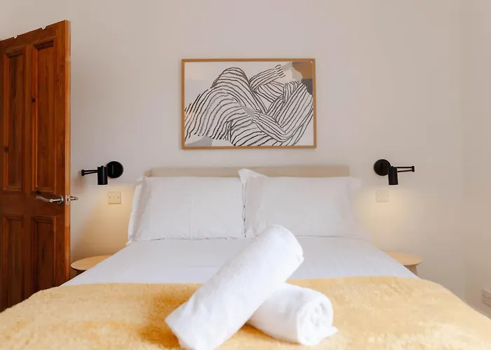 Stylish & Comfortable Modern Getaway 约克