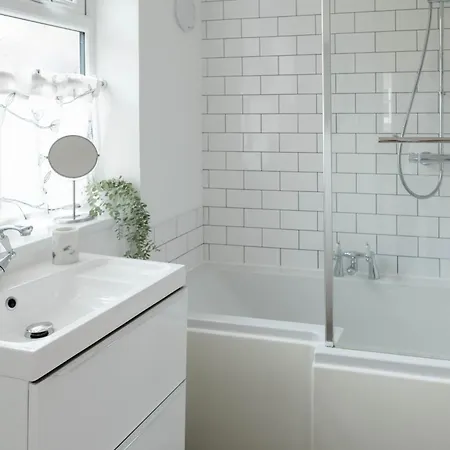 Stylish & Comfortable Modern Getaway Semesterbostad