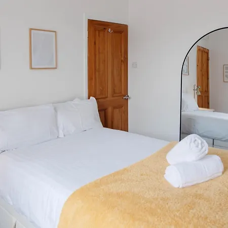 Stylish & Comfortable Modern Getaway * York