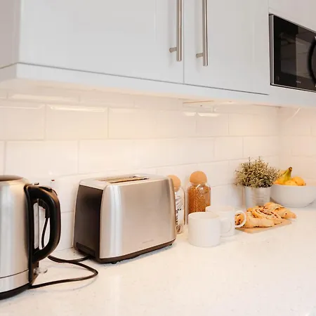 Stylish & Comfortable Modern Getaway Semesterbostad