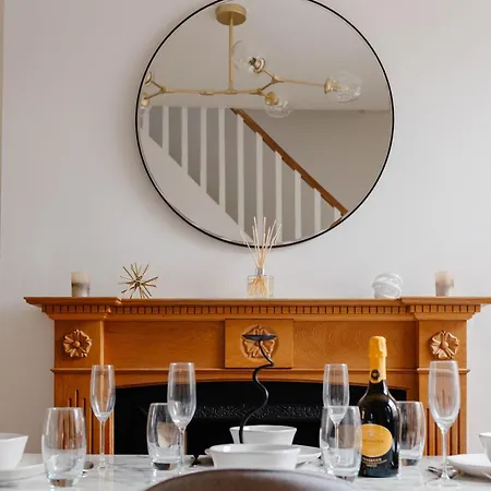 Stylish & Comfortable Modern Getaway Semesterbostad